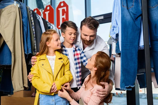 Shopping en famille ensemble — Photo de stock