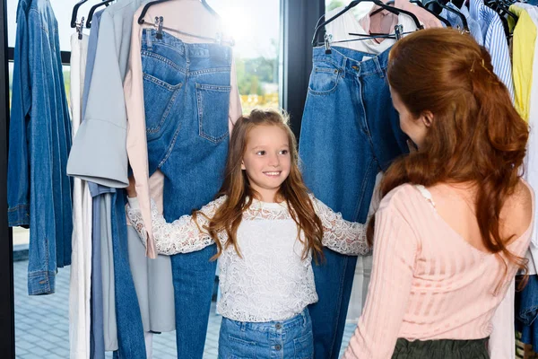 Mutter und Tochter beim Einkaufen — Stockfoto