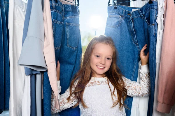 Niño posando en boutique - foto de stock