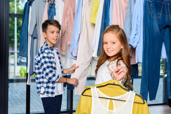 Pareja pequeña en las compras - foto de stock