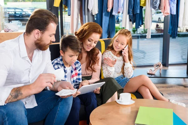 Familie ruht in Boutique — Stockfoto