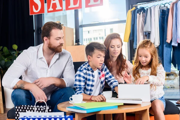 Happy family after shopping — Stock Photo