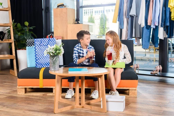 Frères et sœurs en boutique pendant les courses — Photo de stock