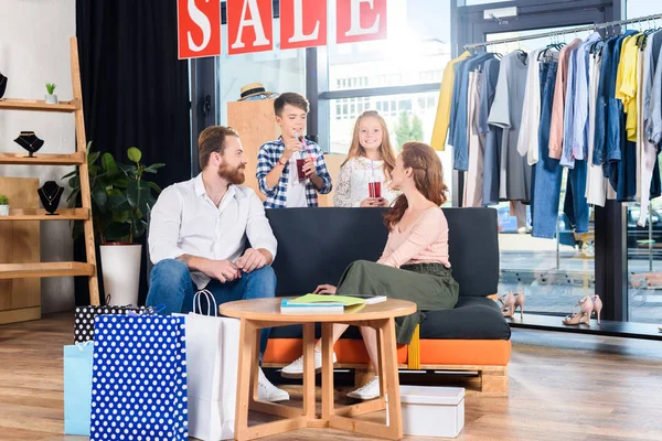 Famiglia a riposo dopo lo shopping — Foto stock