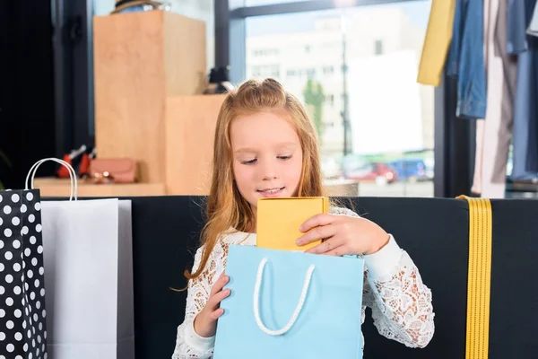 Criança com saco de compras — Fotografia de Stock