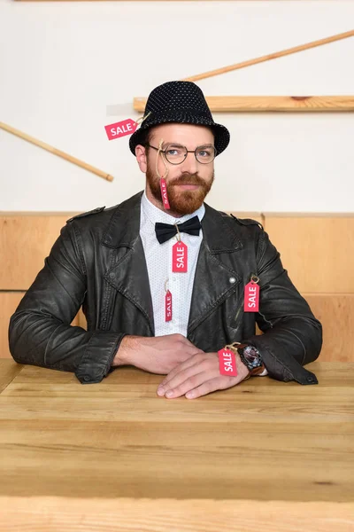 Homme avec des étiquettes de vente — Photo de stock