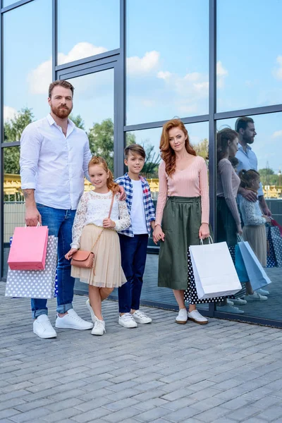 Familia con bolsas de compras - foto de stock