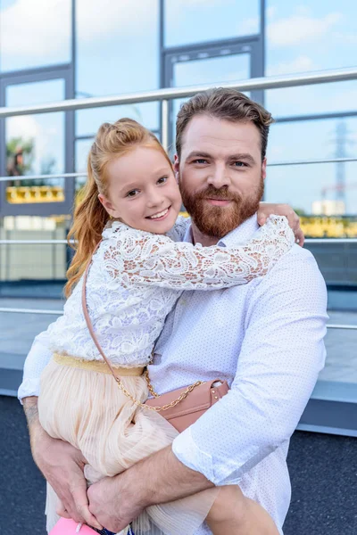 Vater hält Tochter — Stockfoto