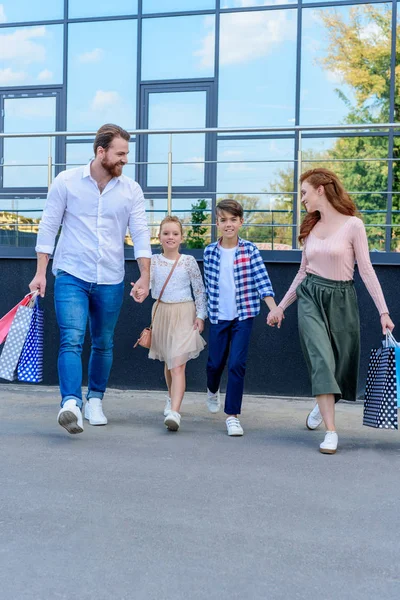 Familia con bolsas de compras - foto de stock