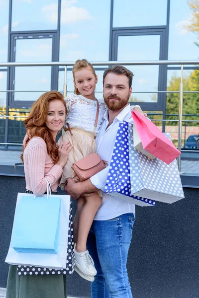 Familia con bolsas de compras - foto de stock