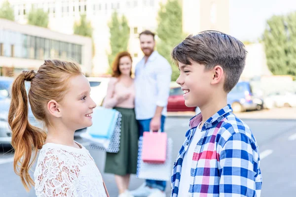 Hermanos mirándose unos a otros - foto de stock