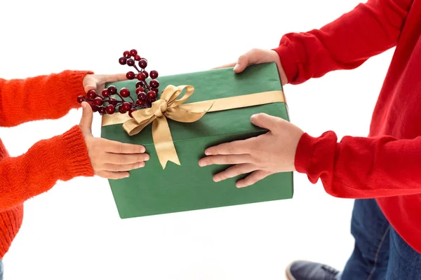 Crianças com presente de Natal — Fotografia de Stock