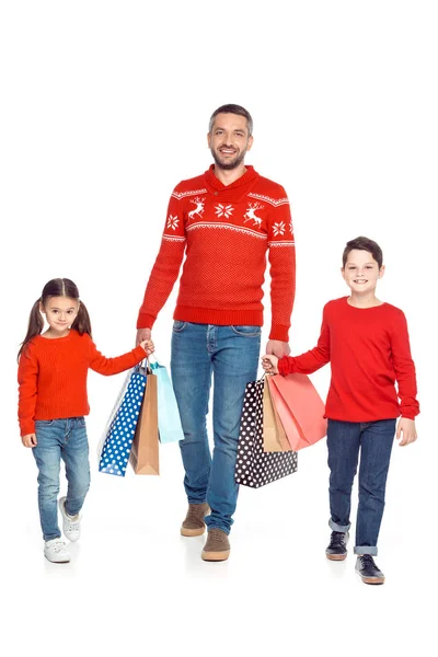 Pai e filhos com sacos de compras — Fotografia de Stock