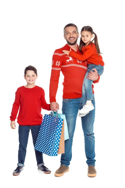 Семья с пакетами покупок — стоковое фото