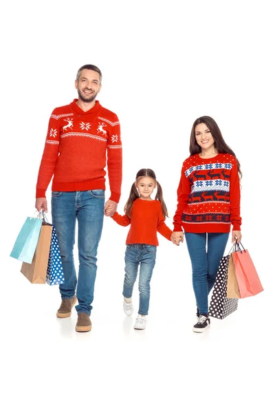 Padres e hija con bolsas de compras - foto de stock