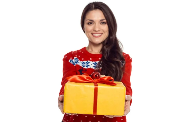 Mujer con regalo de Navidad - foto de stock