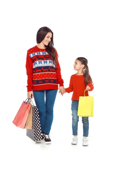 Madre e hija con bolsas de compras - foto de stock