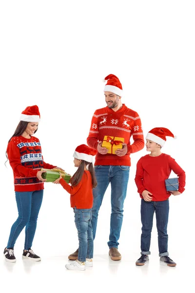 Familia con regalos de Navidad - foto de stock