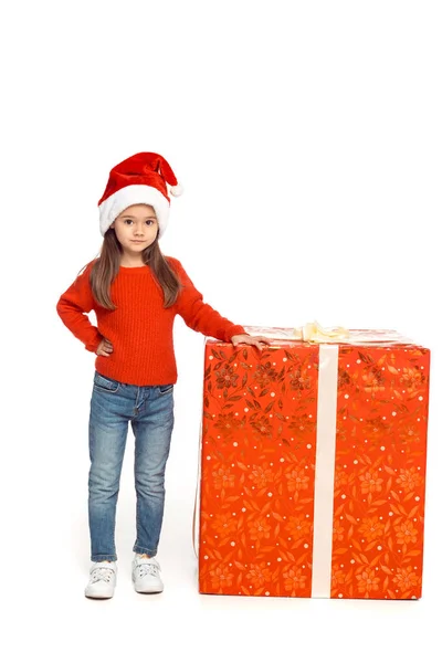 Enfant avec grand cadeau de Noël — Photo de stock