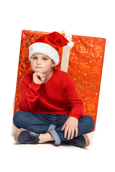 Хлопчик з великим різдвяним подарунком — стокове фото