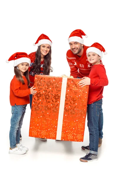 Familia con gran regalo de Navidad - foto de stock