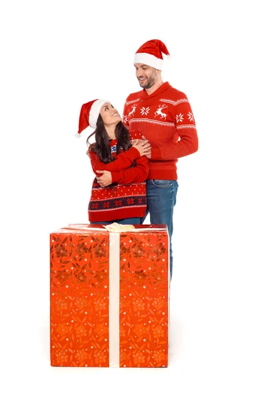 Pareja con gran regalo de Navidad - foto de stock