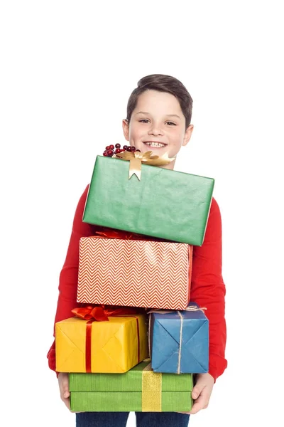 Хлопчик з різдвяними подарунками — стокове фото