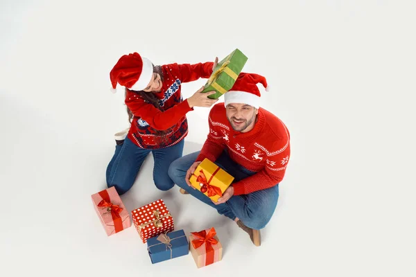 Coppia con regali di Natale — Foto stock