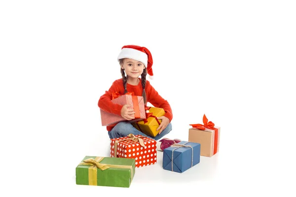 Enfant avec des cadeaux de Noël — Photo de stock