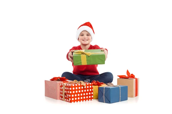 Niño con regalos de Navidad - foto de stock