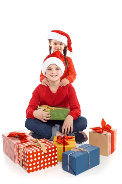 Niños con regalos de Navidad - foto de stock