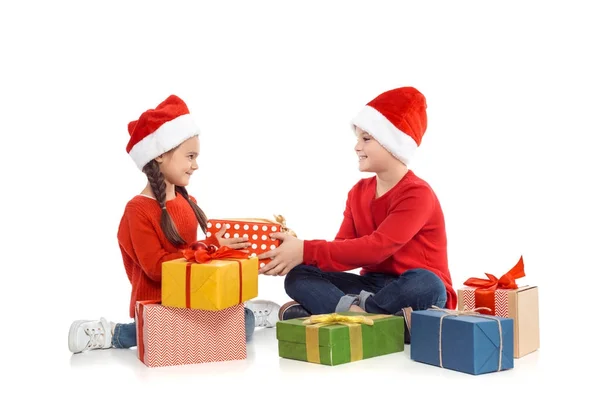 Frères et sœurs avec cadeaux de Noël — Photo de stock