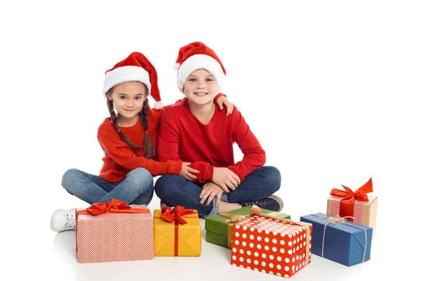 Frères et sœurs avec cadeaux de Noël — Photo de stock