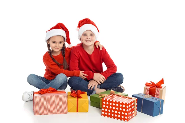 Irmãos com presentes de Natal — Fotografia de Stock