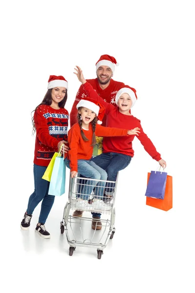 Familia con carrito de compras en Navidad - foto de stock