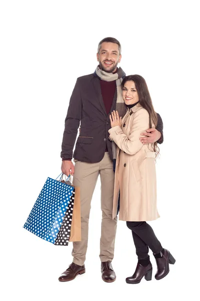 Abrazar pareja con bolsas de compras - foto de stock