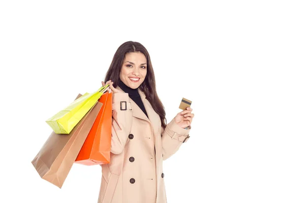 Mujer con bolsas de compras y tarjeta de crédito - foto de stock