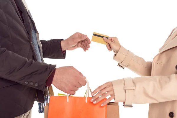 Pareja con bolsas de compras y tarjeta de crédito - foto de stock