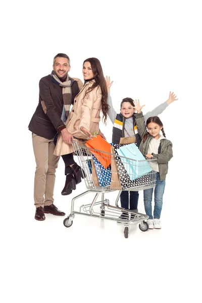 Familia con carrito de compras - foto de stock