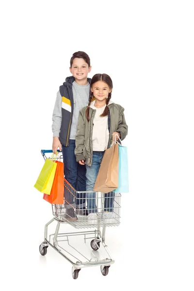 Niños con carrito de compras - foto de stock