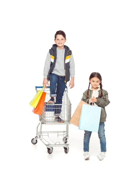 Niños con carrito de compras - foto de stock
