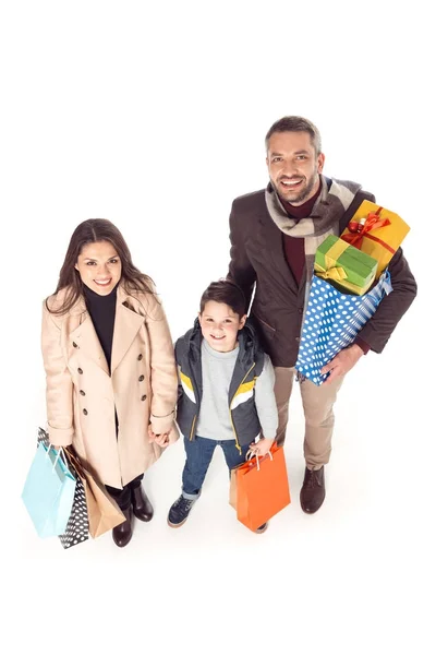 Famiglia con shopping bags con regali — Foto stock