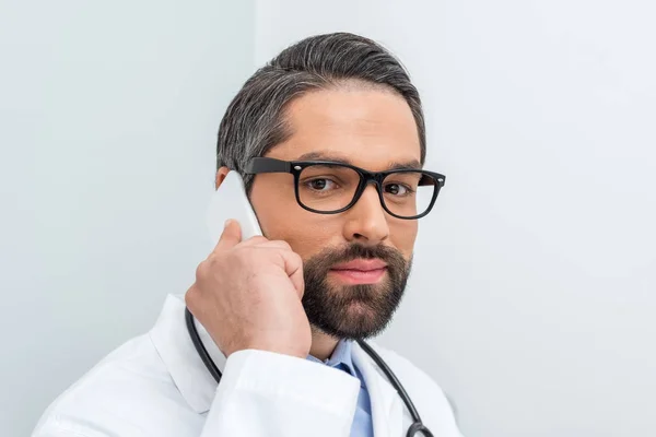Médecin parlant par téléphone — Photo de stock
