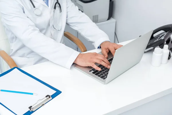 Doctor using laptop — Stock Photo