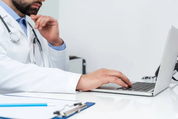 Doctor using laptop — Stock Photo