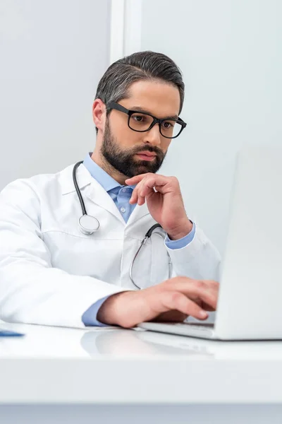 Doctor using laptop — Stock Photo