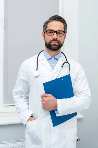 Médico bonito com área de transferência — Fotografia de Stock