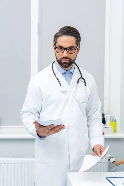 General practitioner with documents — Stock Photo