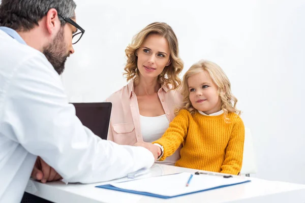 Besuch beim Kinderarzt — Stockfoto