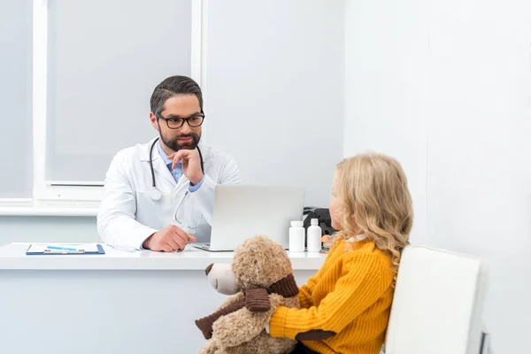 Kleines Mädchen zu Besuch beim Kinderarzt — Stockfoto